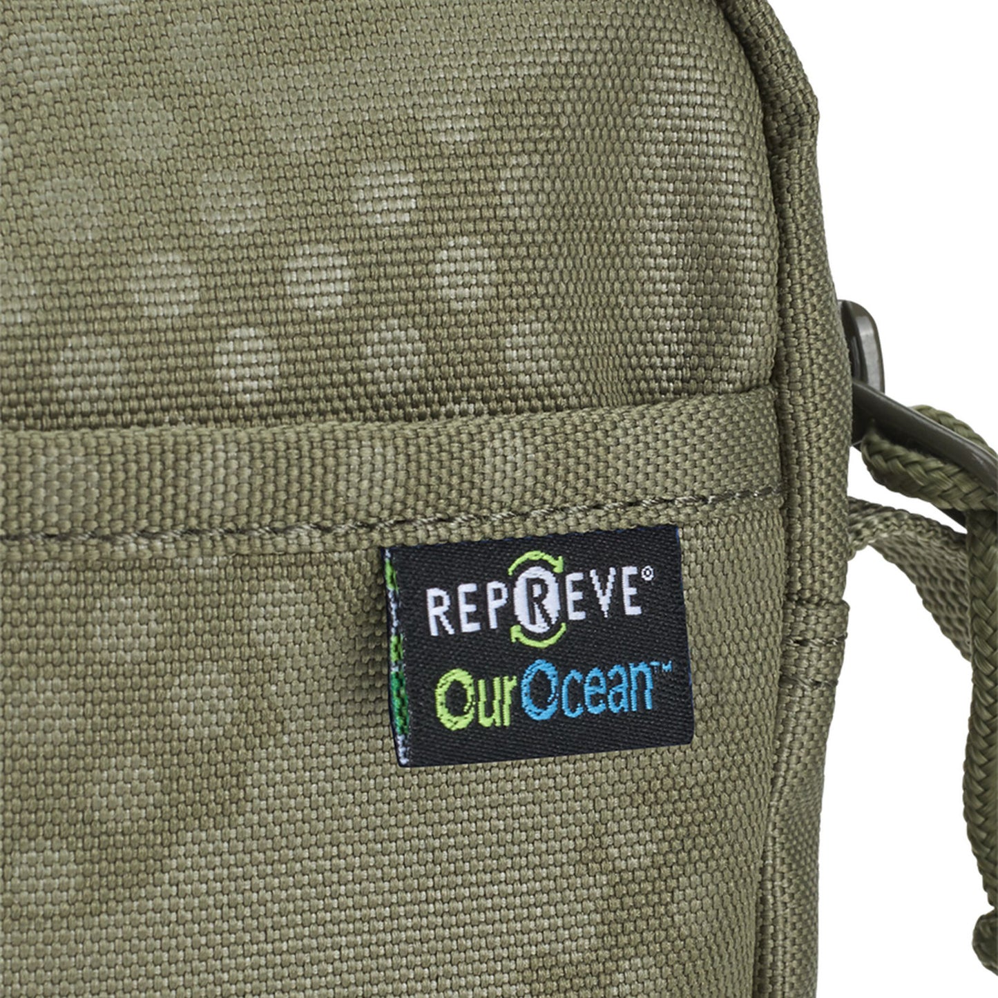 Nixon Stash Bag Olive Dot Camo. Foto de detalhe do logotipo Repreve our Ocean.