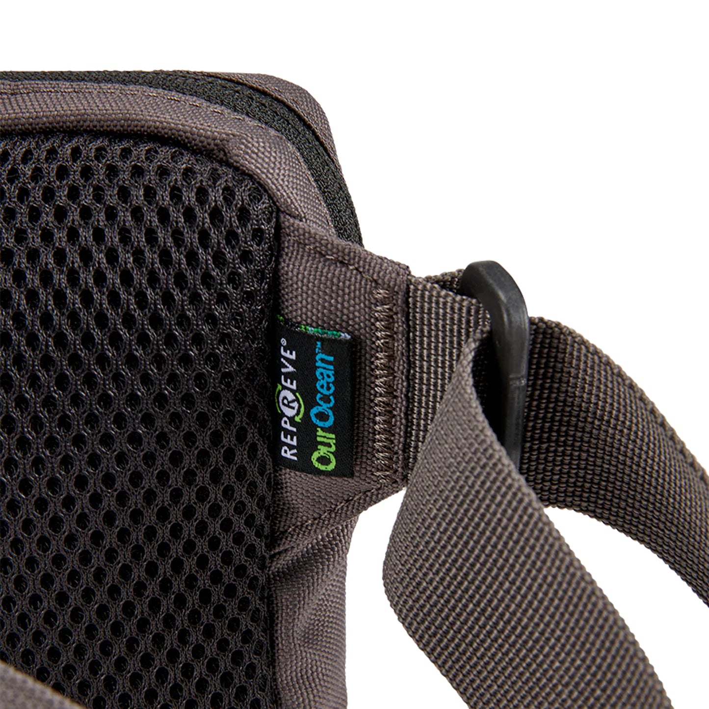 Nixon Bandit 2L Bag Charcoal. Foto da etiqueta Repreve our ocean.