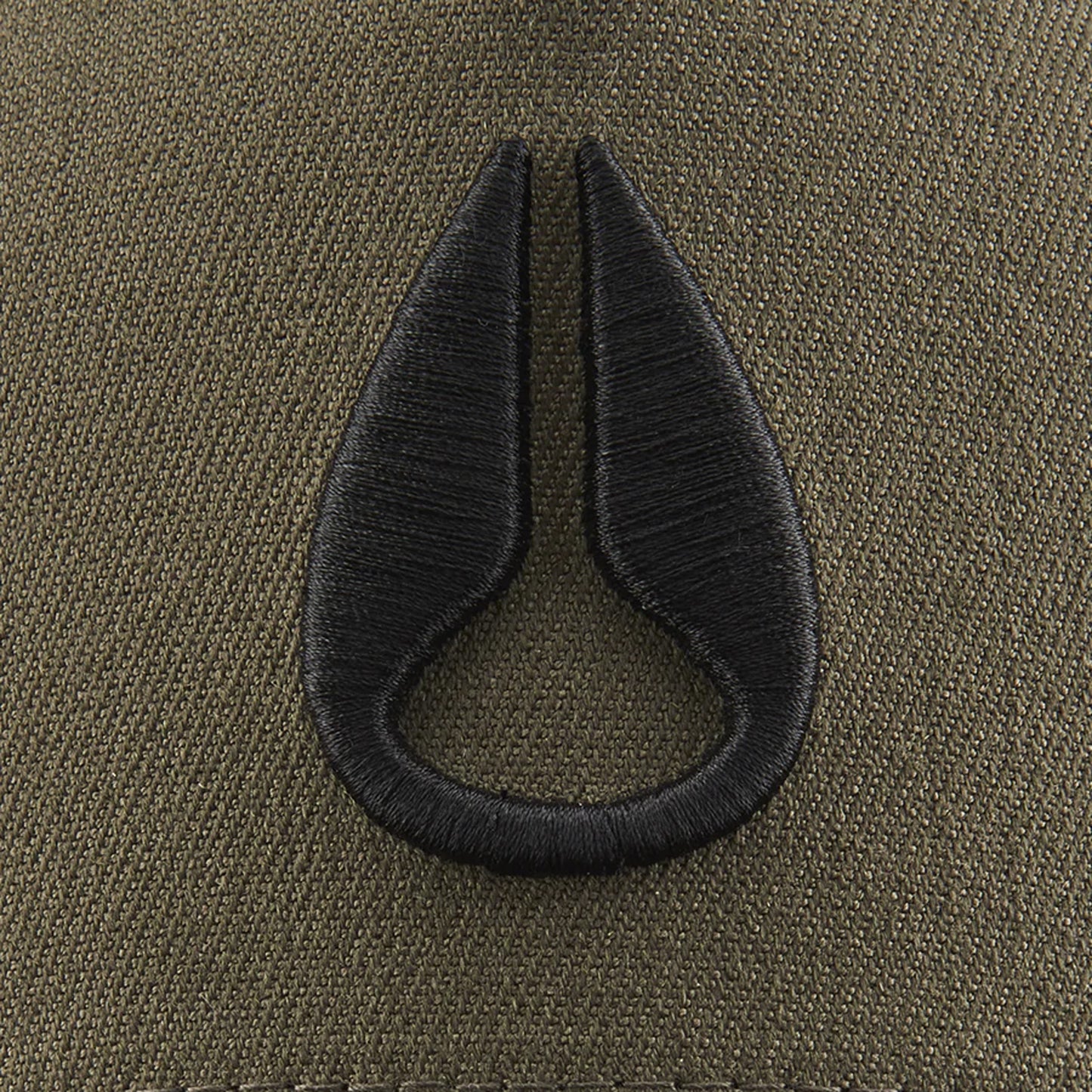 Nixon Deep Down Athletic Snapback Olive/Black. Foto de detalhe do logo bordado na frente.