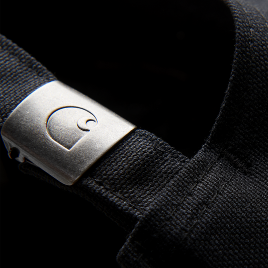 Carhartt WIP Canvas Script Cap Black/White. Foto de detalhe do ajuste traseiro.