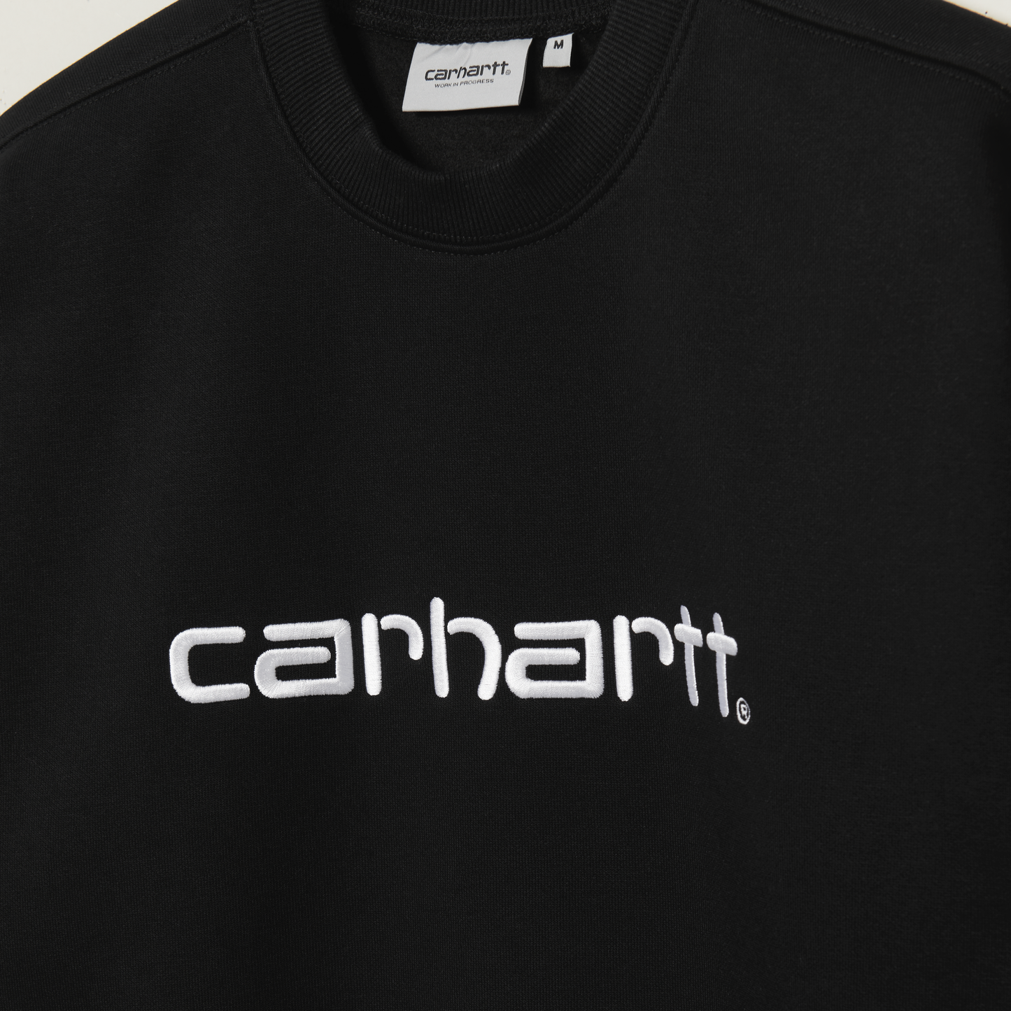 Carhartt WIP Carhartt Sweat Black/White. Foto de detalhe do bordado.
