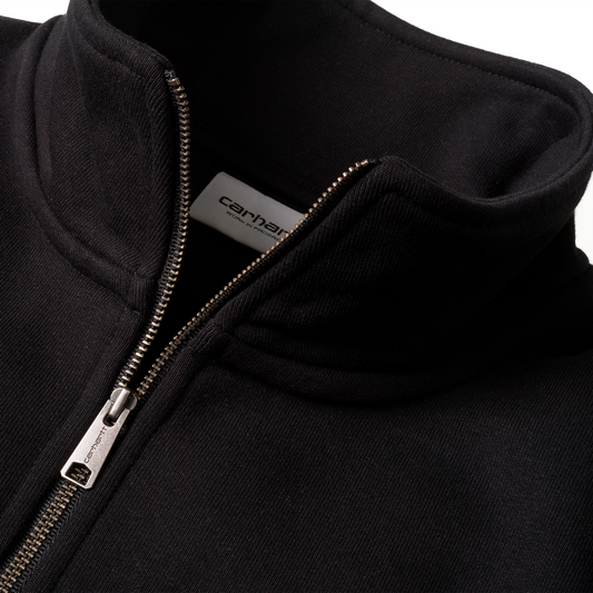 Carhartt WIP Chase Neck Zip Sweat em preto com detalhes em dourado. Foto de detalhe do fecho e gola.