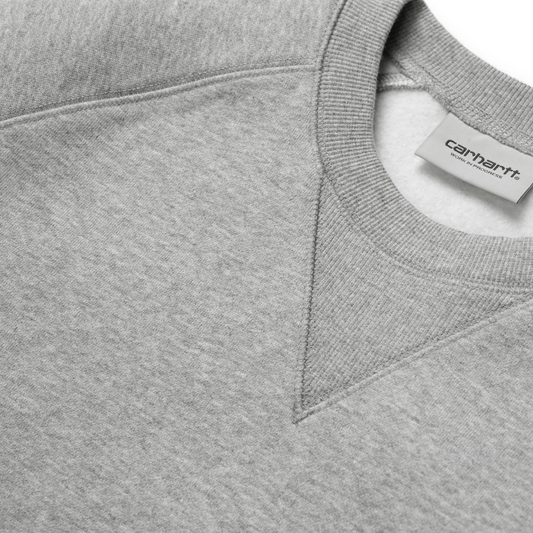 Carhartt WIP Chase Sweat em Grey Heather com detalhes em dourado. Foto de detalhe do colarinho.