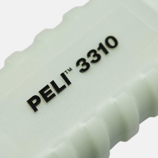 Peli x Carhartt WIP Emergency Flashlight 3310PL Plastic Glow in the dark. Foto de detalhe do logotipo gravado.