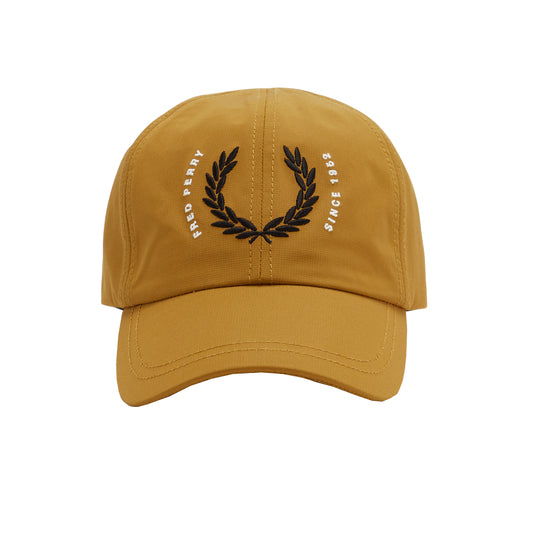 Fred Perry Laurel Wreath Ripstop Cap Dark Caramel. Foto de frente.