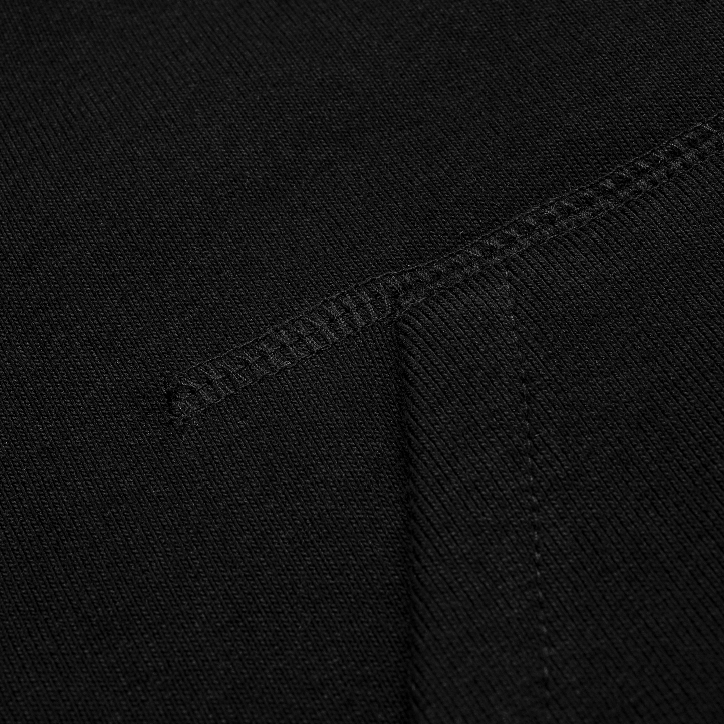 Carhartt WIP Hooded Chase Sweat em preto com detalhes em dourado. Foto de detalhe da costura do bolso da frente.