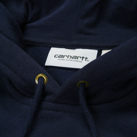 Carhartt WIP Hooded Chase Sweat em Dark Navy com detalhes em dourado. Foto de detalhe do colarinho.