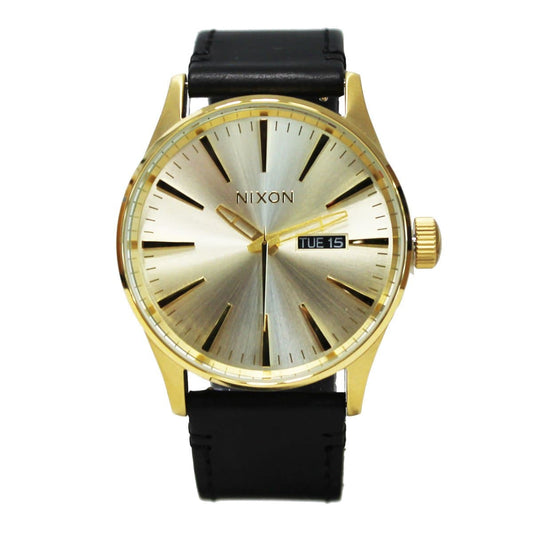 Nixon Sentry Pack em All Gold, preto e castanho. Foto de frente com bracelete preta.