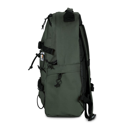 Carhartt WIP Kickflip Backpack Hemlock Green. Foto do lado esquerdo.