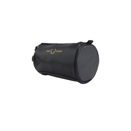 Fred Perry Pique Textured PU Wash Bag Black. Foto de frente a 3/4.