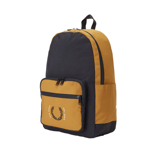 Fred Perry Contrast Ripstop Backpack Black/Dark Caramel. Foto de frente a 3/4.