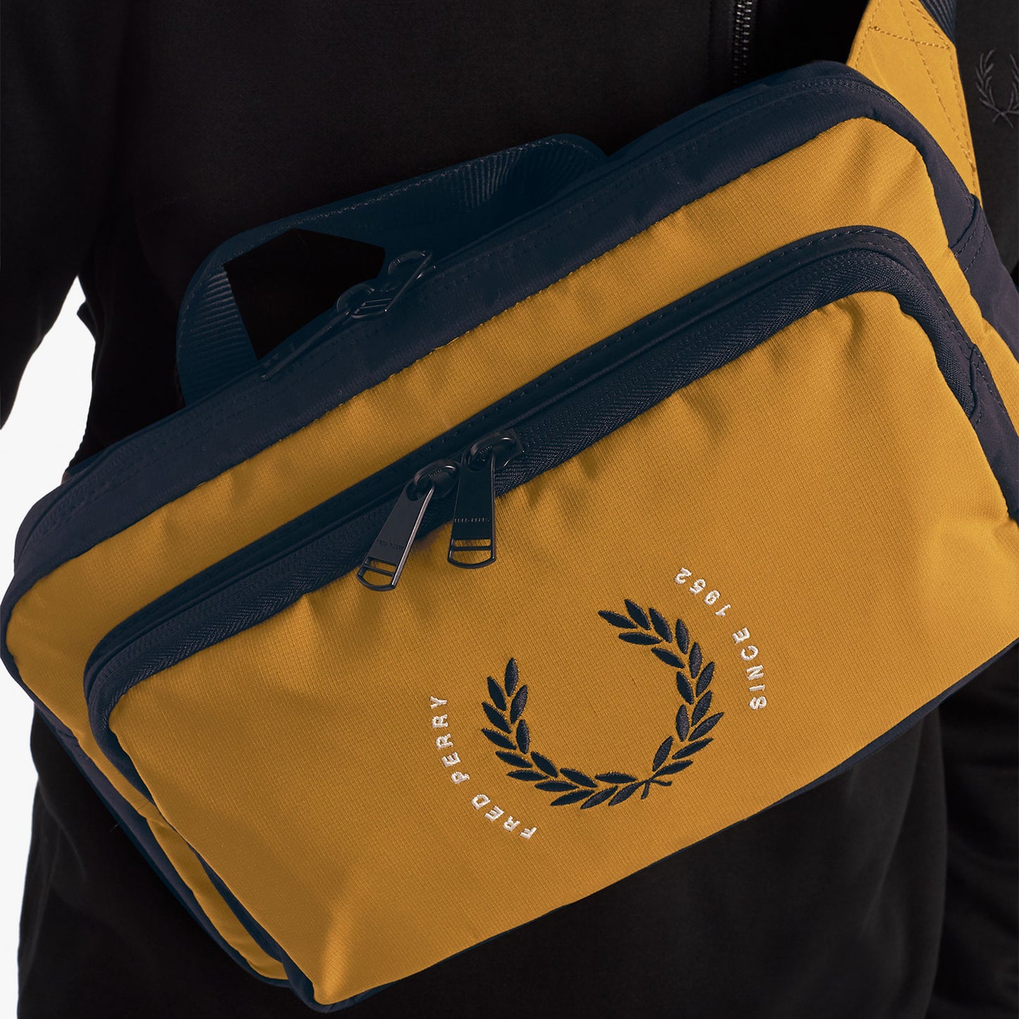 Fred Perry Contrast Ripstop Crossbody Bag Black/Dark Caramel. Foto de detalhe em modelo.