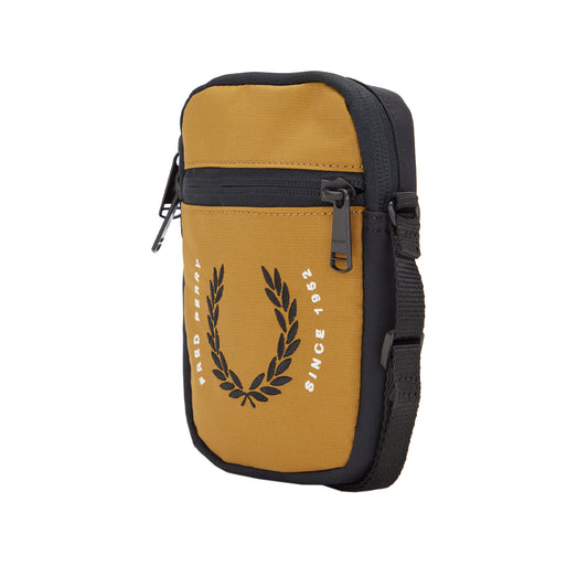 Fred Perry Contrast Ripstop Side Bag Black/Dark Caramel. Foto de frente a 3/4.