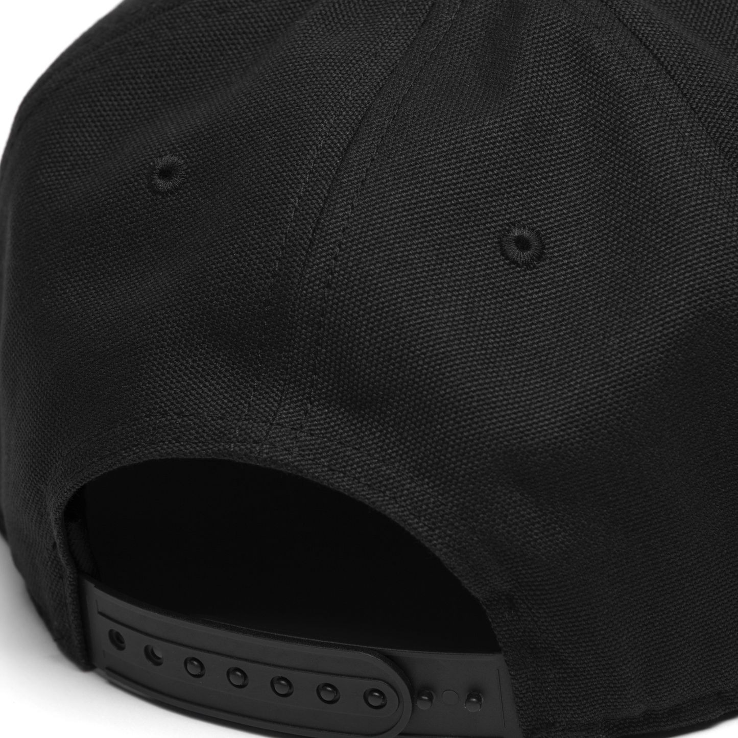 Carhartt WIP Logo Cap Black. Foto de detalhe da parte de trás.