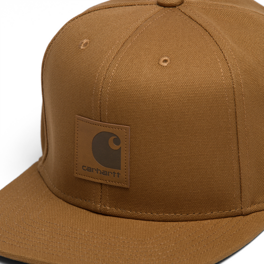 Carhartt WIP Logo Cap Hamilton Brown. Foto de detalhe da frente.