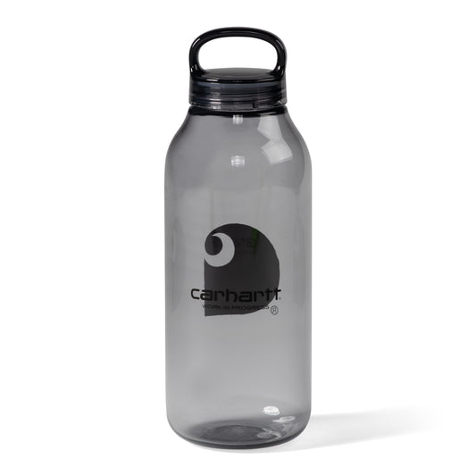 Carhartt WIP Logo Water Bottle Smoke. Foto de detalhe do script logo da Carhartt WIP.
