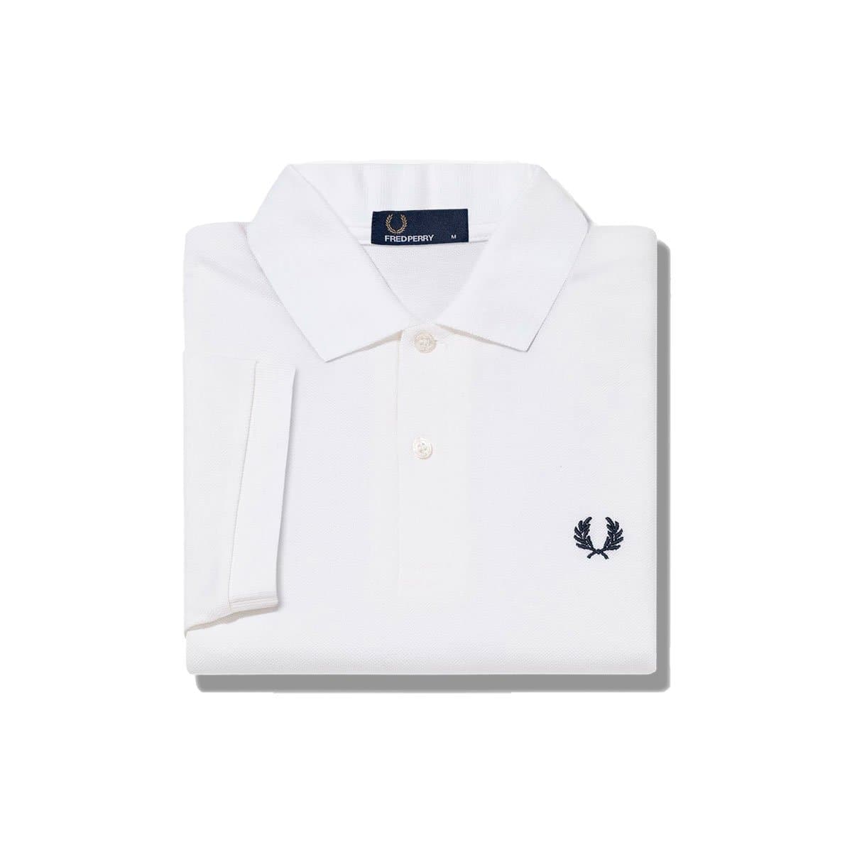 Fred Perry M6000 em branco e azul marinho. Foto dobrado de frente.