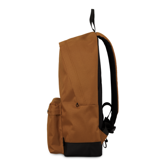 Carhartt WIP Payton Backpack em Tawny com logo bordado em preto. Foto da lateral esquerda.
