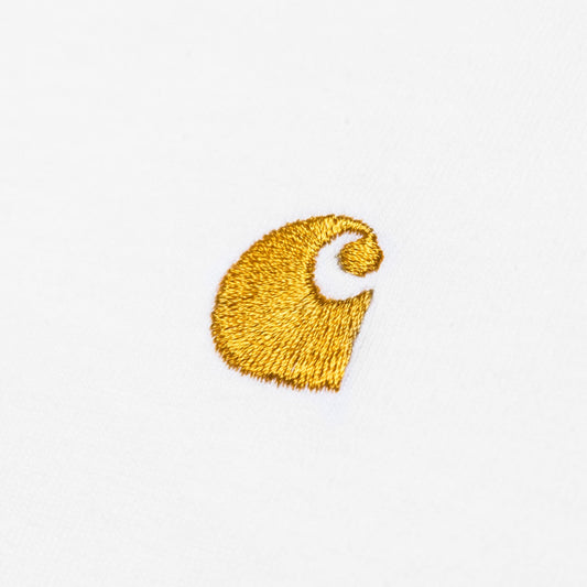 T-shirt de homem com manga curta Carhartt WIP Chase em branco. Foto de detalhe do logo bordado.