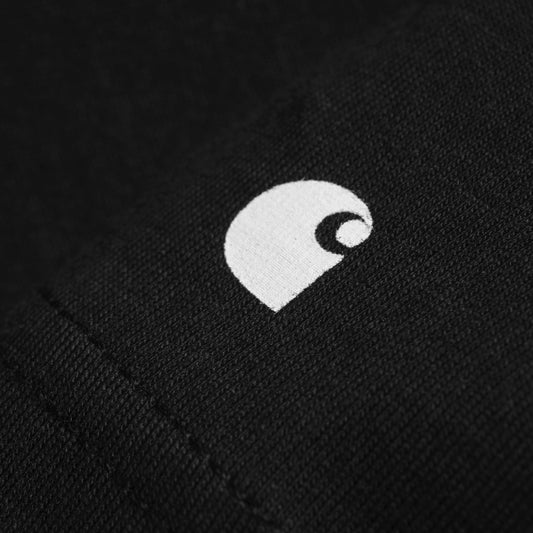 Carhartt WIP Base T-Shirt Black/White. Foto de detalhe do logotipo na manga.