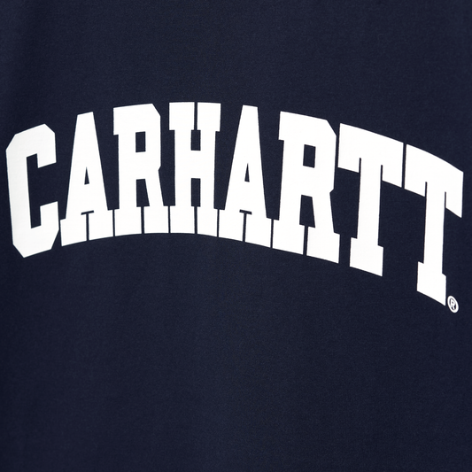 Carhartt WIP University T-Shirt Dark Navy/White. Foto de detalhe do logotipo.
