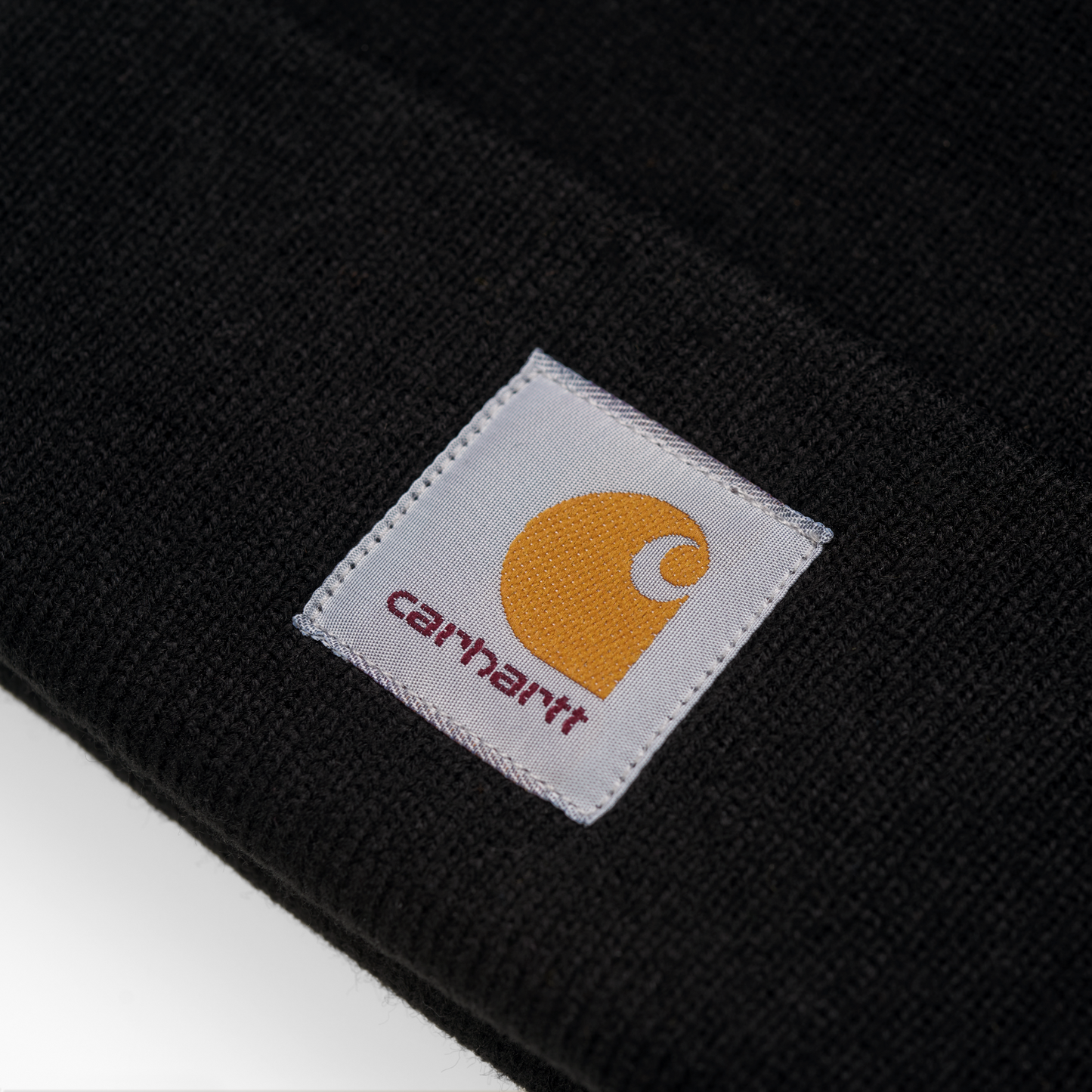 Carhartt WIP Short Watch Hat Black. Foto de detalhe do logotipo na frente.