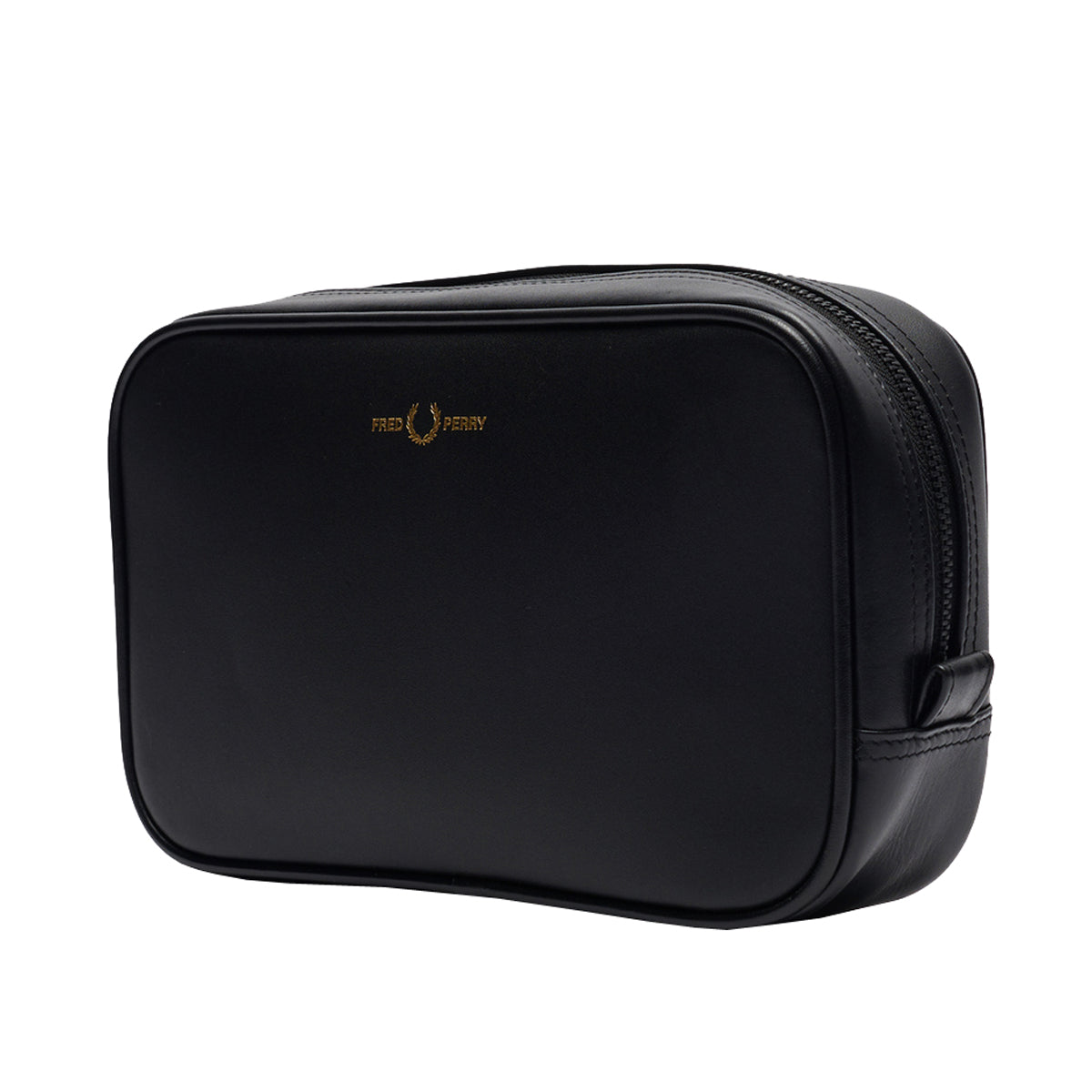 Fred Perry Leather Travel Case Black. Foto da parte da frente a 3/4.