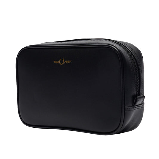 Fred Perry Leather Travel Case Black. Foto da parte da frente a 3/4.
