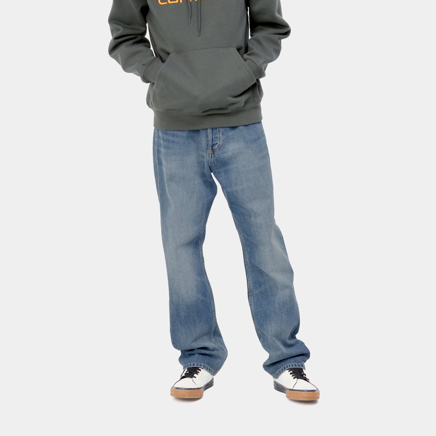 Carhartt WIP Marlow Pant Blue Mid Used Wash. Foto das calças vestidas.