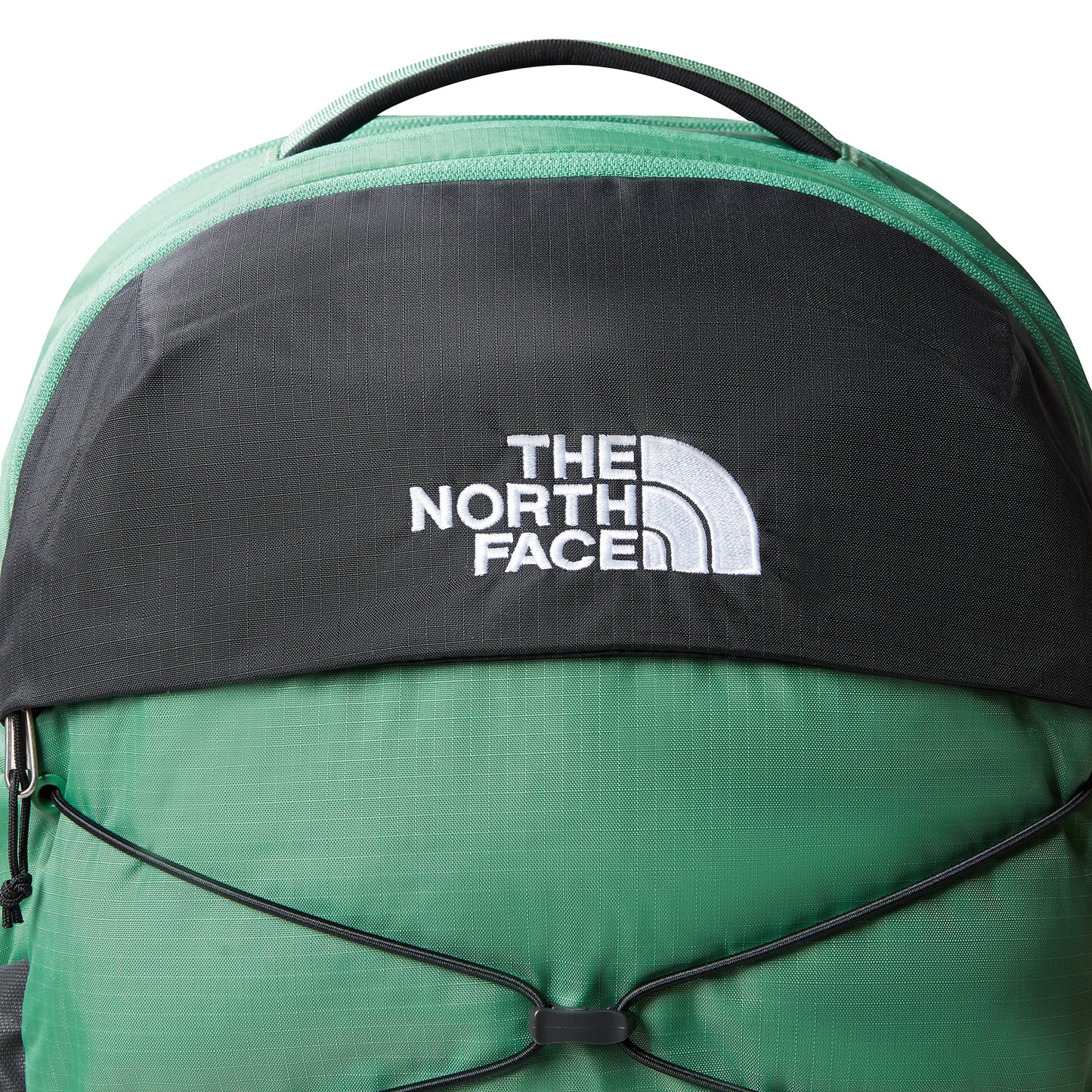 The North Face Borealis Backpack Deep Grass Green/ TNF Black. Foto de detalhe do logotipo.