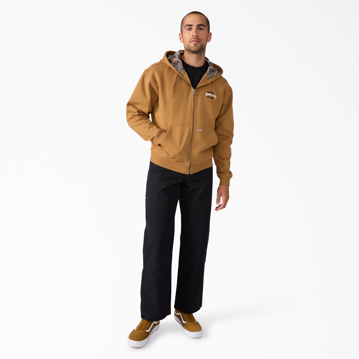 Casaco com carapuço e zipper completo para homem Dickies X Thrasher em Brown Duck. Foto da parte da frente, vestido.