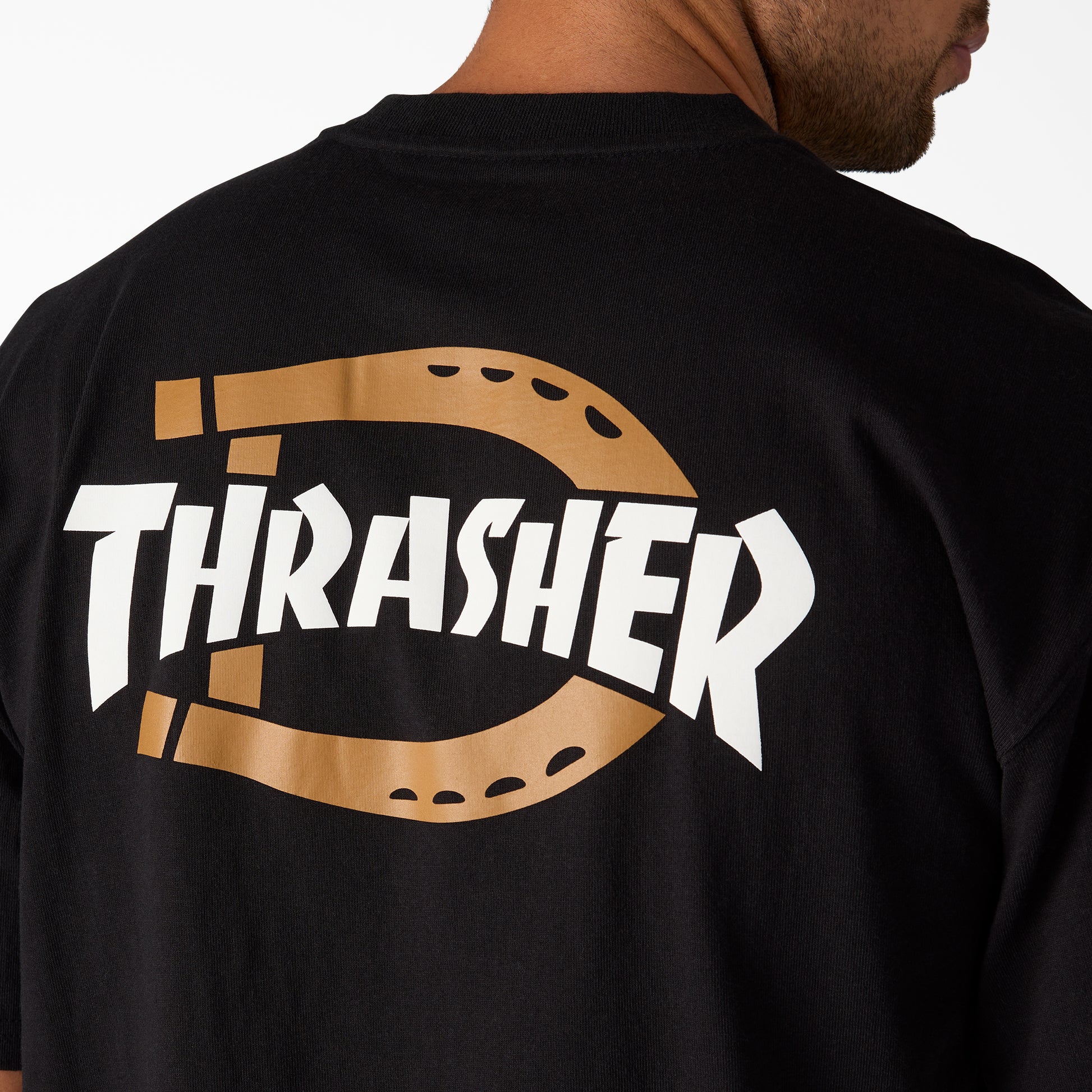 T-Shirt de manga curta para homem Dickies x Thrasher em Preto. Foto da parte de trás em detalhe, vestida.