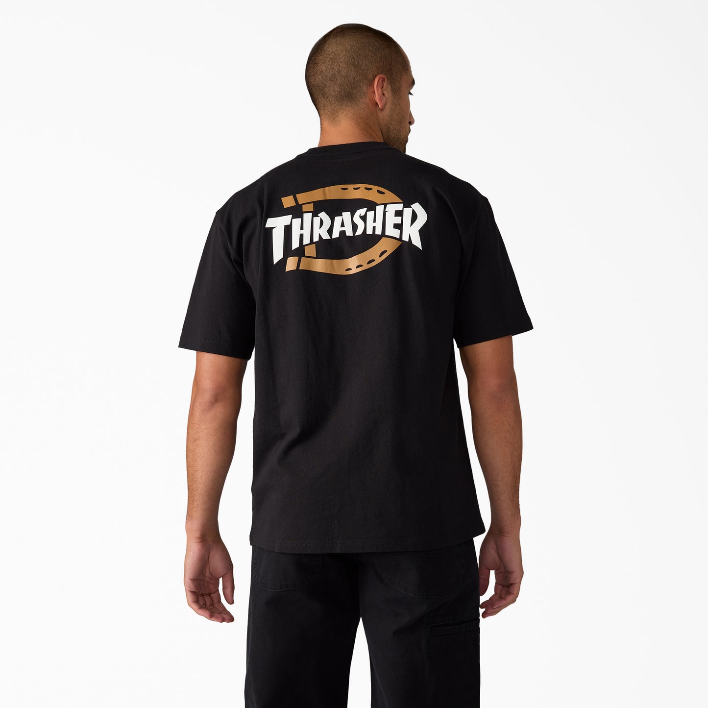 T-Shirt de manga curta para homem Dickies x Thrasher em Preto. Foto da parte de trás, vestida.