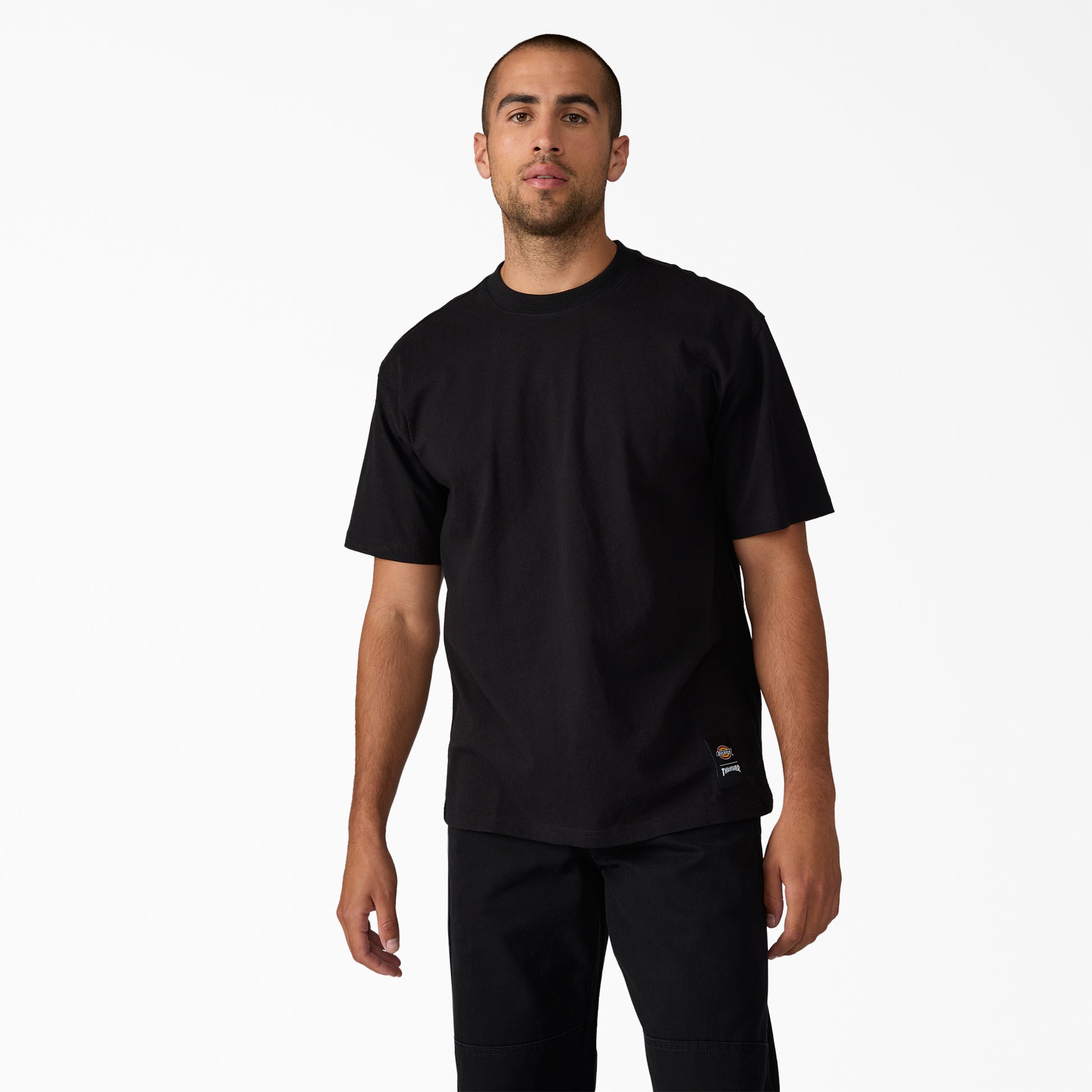 T-Shirt de manga curta para homem Dickies x Thrasher em Preto. Foto da parte da frente, vestida.