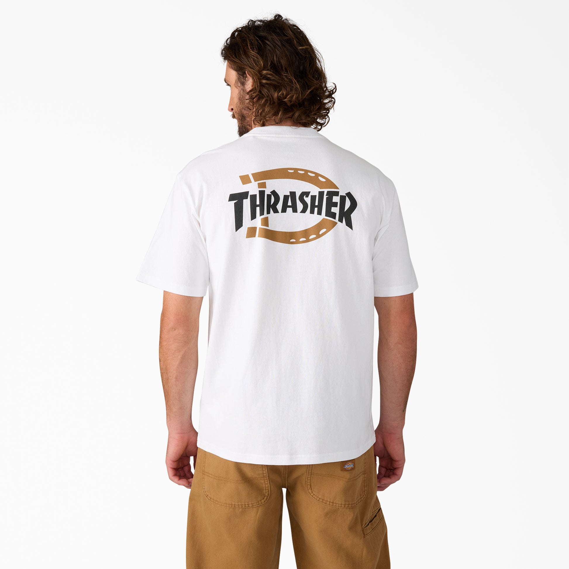 T-Shirt de manga curta para homem Dickies x Thrasher em Branco. Foto da parte de trás, vestida.