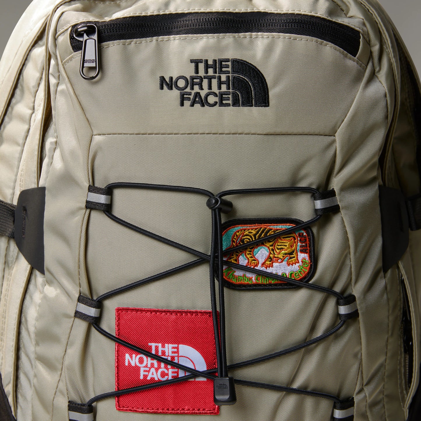 The North Face Borealis Classic Backpack Clay Gray/TNF Black. Foto de detalhe da frente.