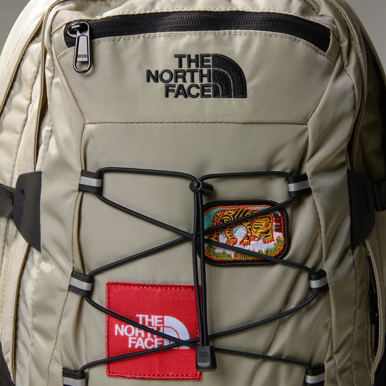 The North Face Borealis Classic Backpack Clay Gray/TNF Black. Foto de detalhe da frente.