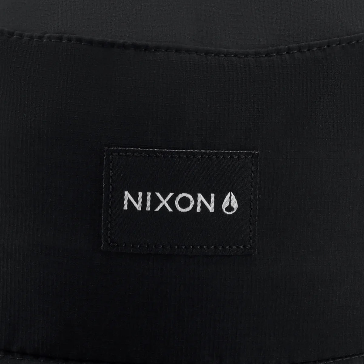 Nixon Brando Bucket Black. Foto de detalhe do logo.