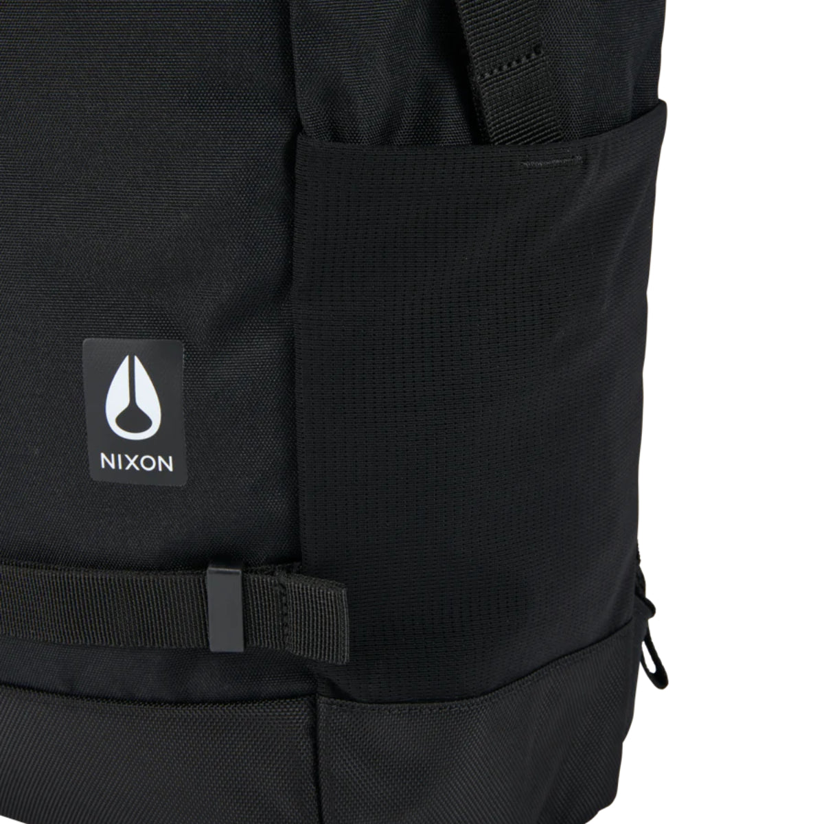 Nixon Landlock 4 Backpack Black. Foto de detalhe da bolsa lateral.