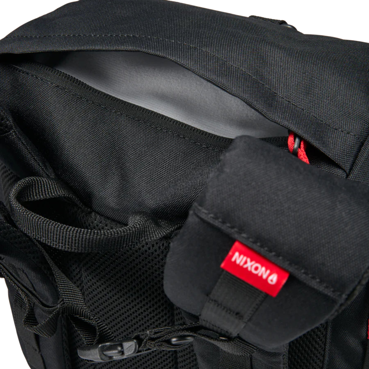 Nixon Landlock 4 Backpack Black. Foto de detalhe da bolsa superior.