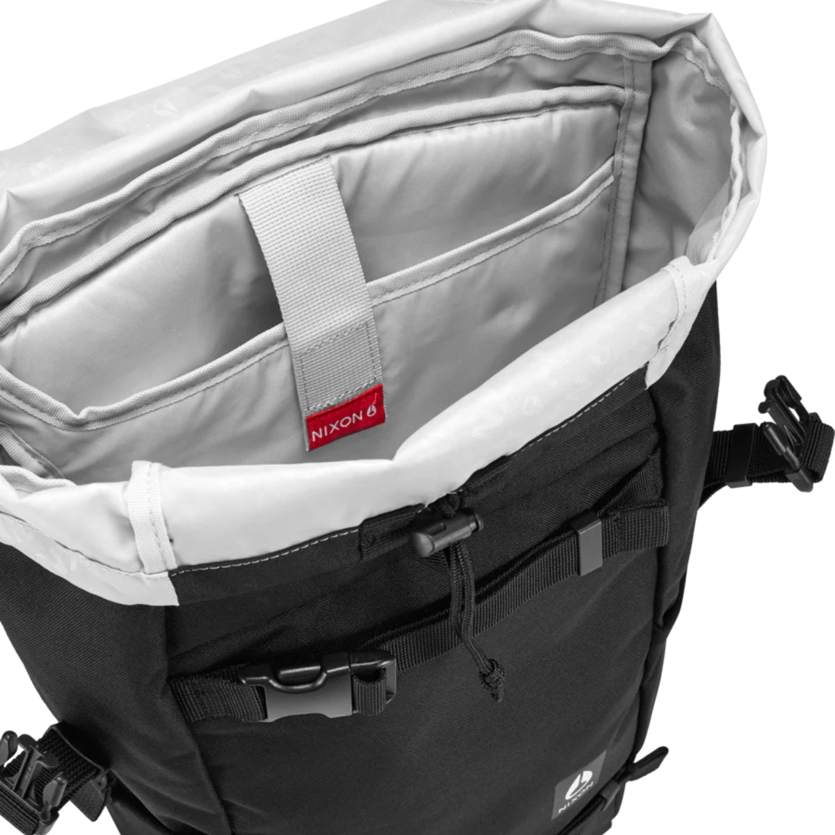 Nixon Landlock 4 Backpack Black. Foto de detalhe do laptop sleeve.