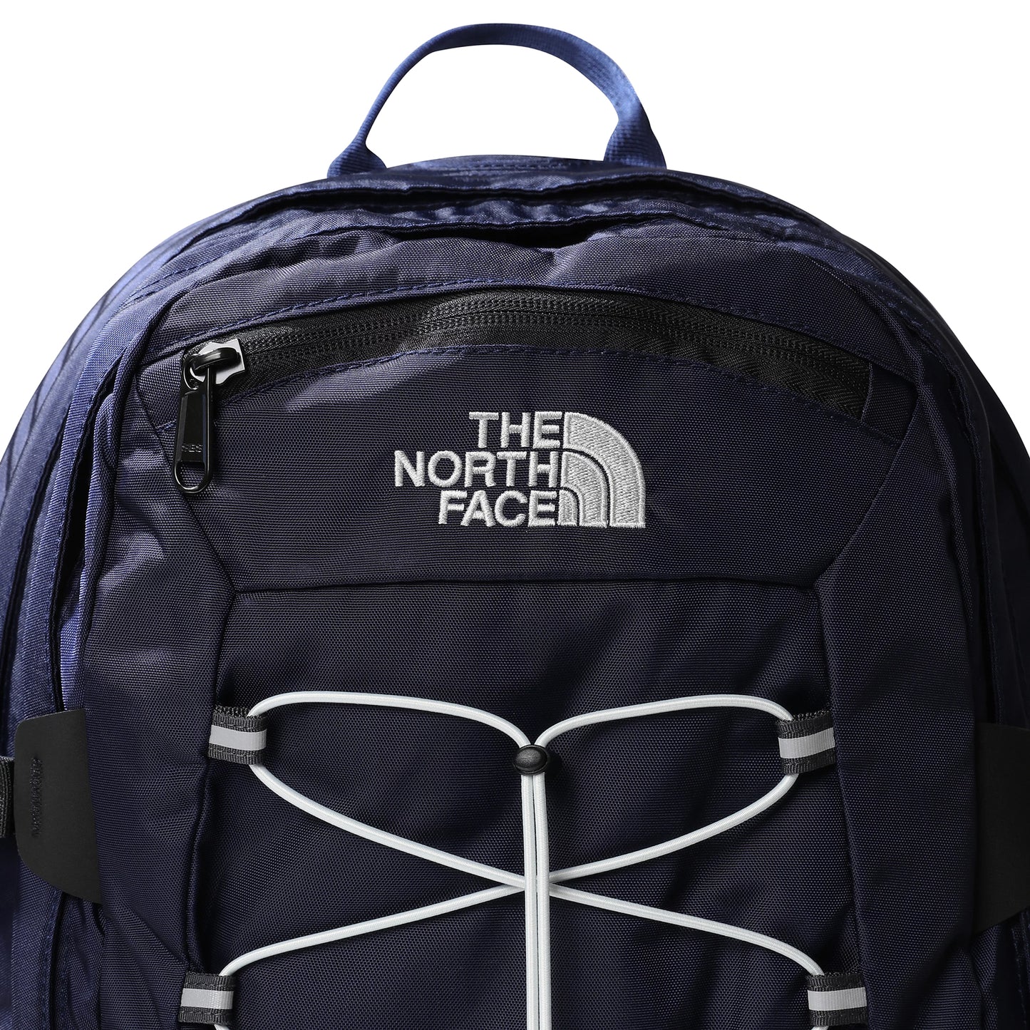 The North Face Borealis Classic Backpack TNF Navy/Tin Grey. Foto de detalhe do logotipo.