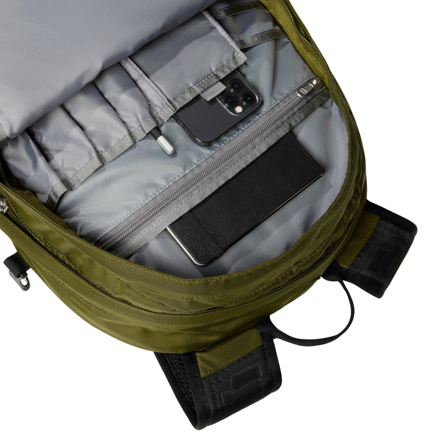 The North Face Borealis Classic Backpack Forest Olive/TNF Black. Foto de detalhe da bolsa de arrumação frontal aberta.