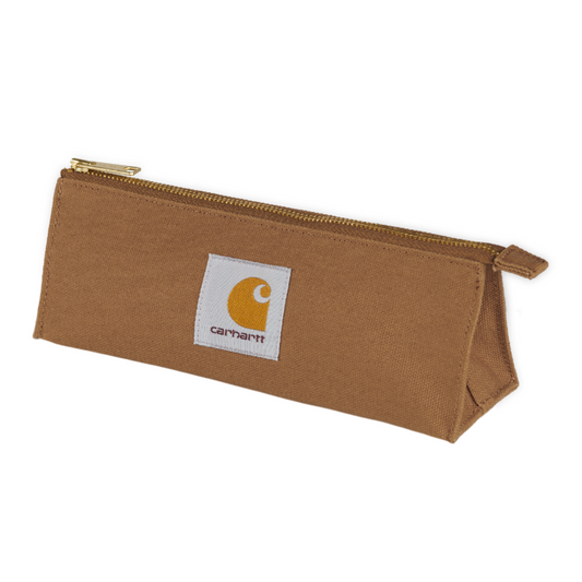 Carhartt WIP Canvas Pencil Case Hamilton Brown. Foto da parte da frente.