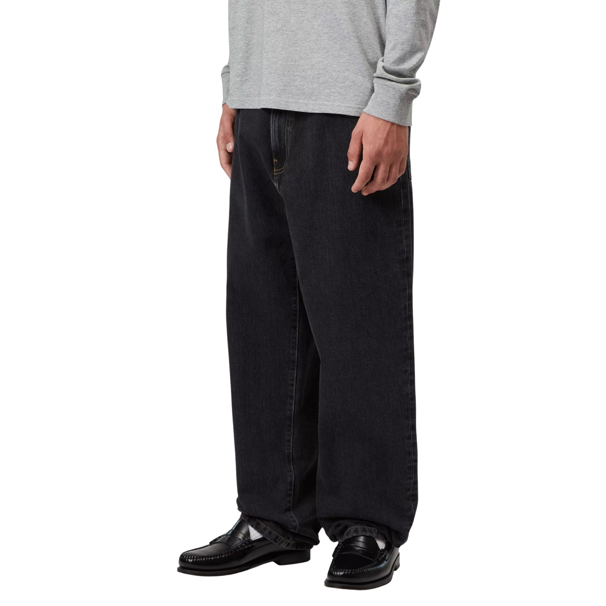 Calça de ganga para homem Carhartt WIP Aaron em Preto com lavagem stone washed. Foto da parte da frente, vestidas.