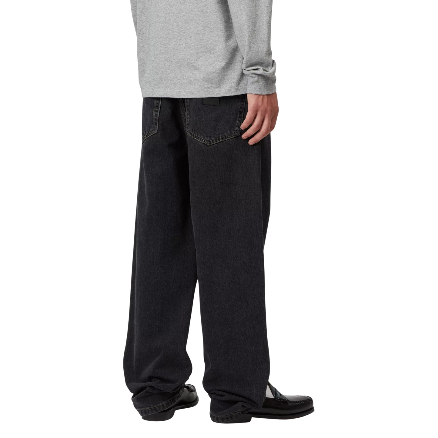 Calça de ganga para homem Carhartt WIP Aaron em Preto com lavagem stone washed. Foto da parte de trás, vestidas.