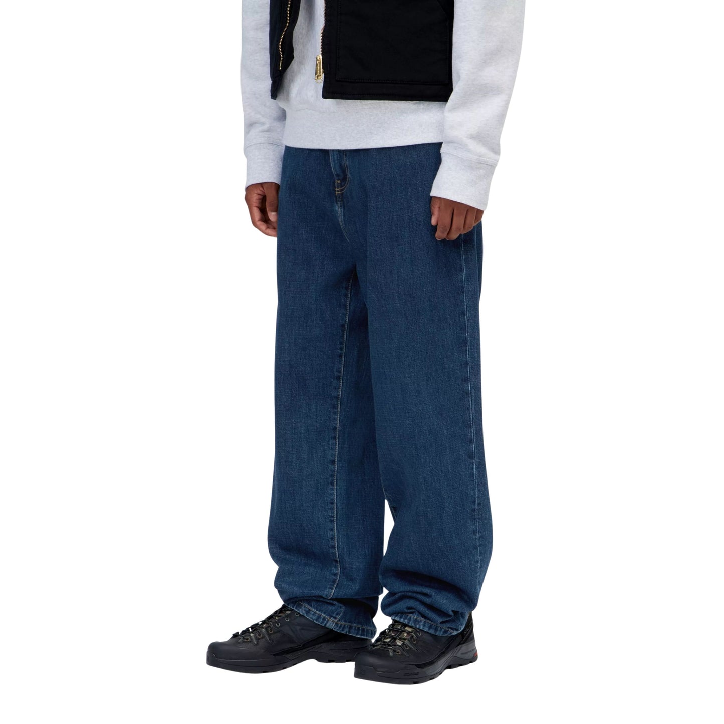 Calça de ganga para homem Carhartt WIP Aaron em azul com lavagem Stone Washed. Foto da parte da frente, vestidas.