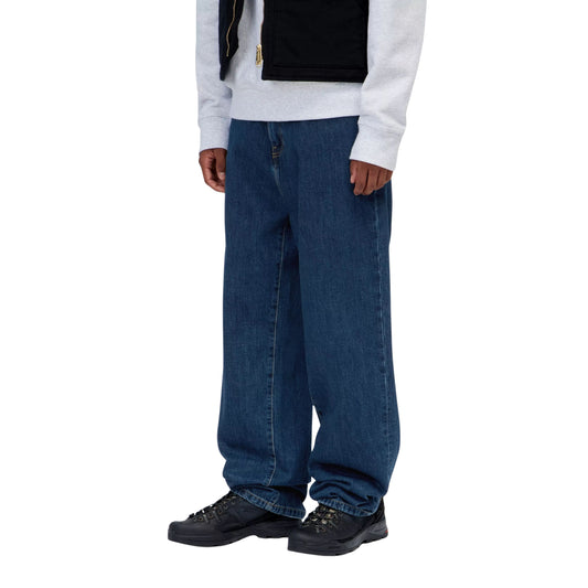 Calça de ganga para homem Carhartt WIP Aaron em azul com lavagem Stone Washed. Foto da parte da frente, vestidas.