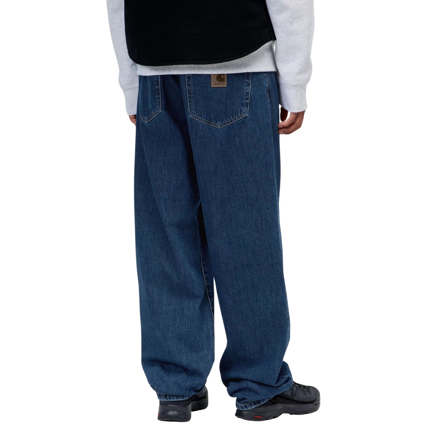 Calça de ganga para homem Carhartt WIP Aaron em azul com lavagem Stone Washed. Foto da parte de trás, vestidas.
