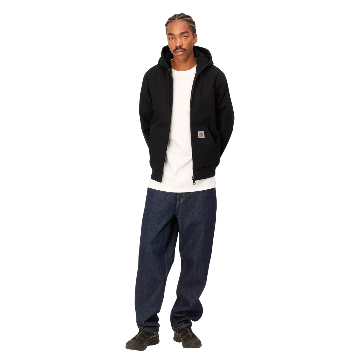Casaco com carapuço Carhartt WIP Active em Preto Rigid, vista frontal de corpo inteiro no modelo, usado aberto sobre uma t-shirt branca, com jeans largos azuis e calçado escuro.
